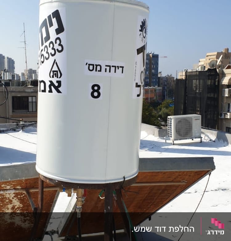 דוד שמש על גג עם צינורות מחוברים